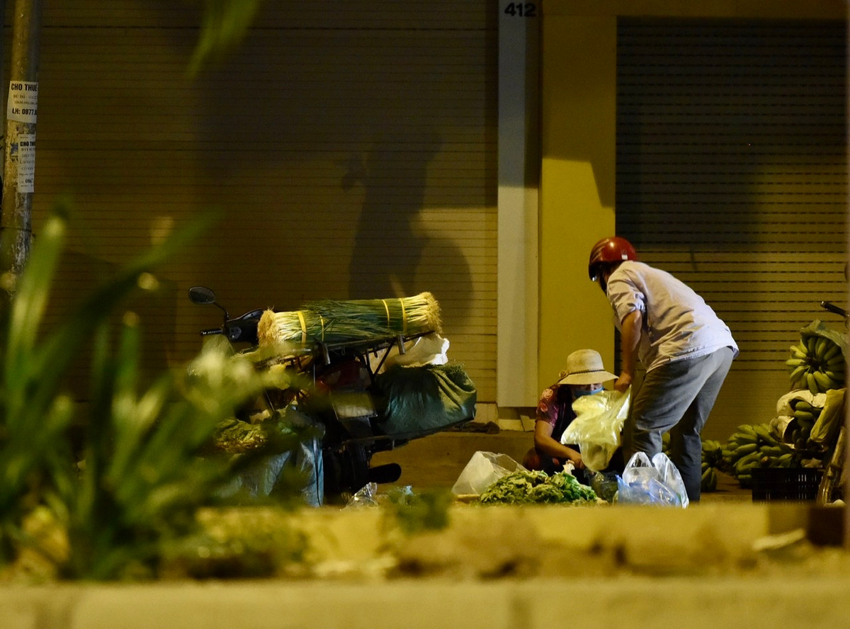 Việc không có lực lượng kiểm soát tiềm ẩn rất nhiều nguy hiểm và khó truy vết nếu có người dương tính với COVID-19 tới mua hàng.