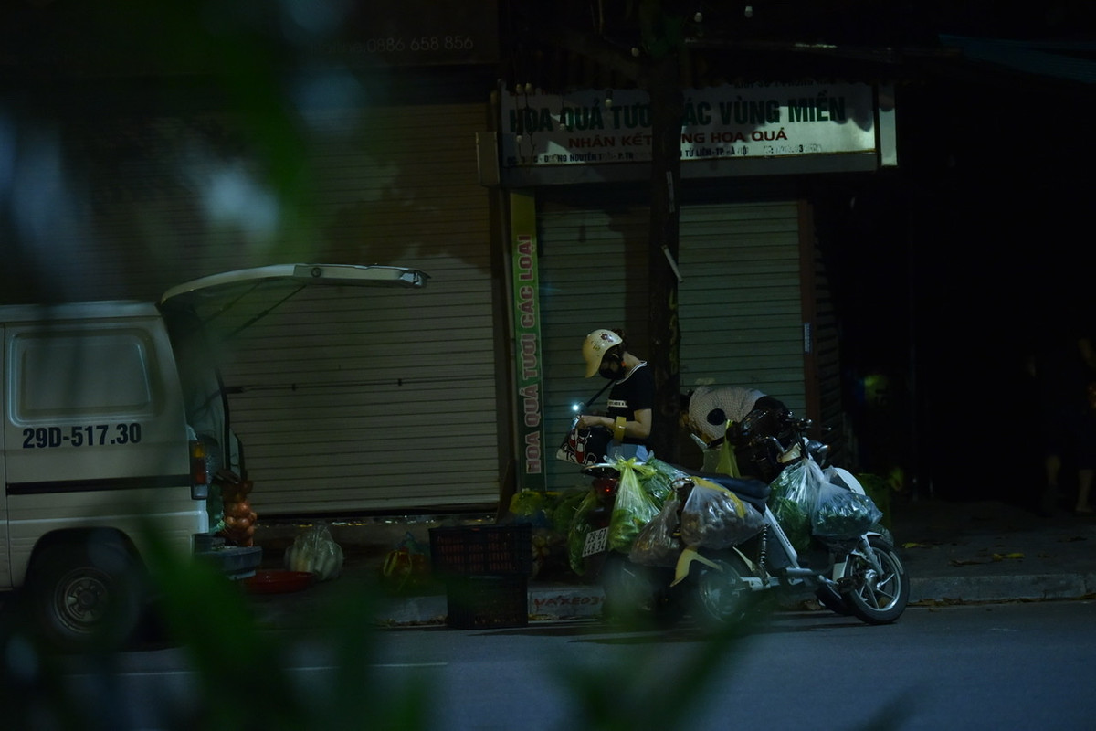 Có người ở xa cũng đi xe máy tới đây mua đồ.