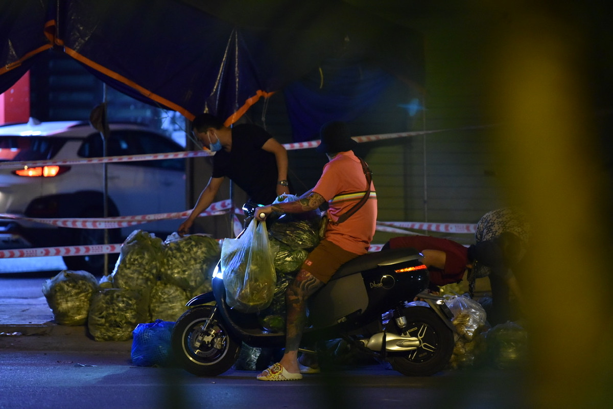 Nguyên nhân do chợ Phùng Khoang đang trong quá trình phong toả nên tiểu thương không có chỗ bán hàng.