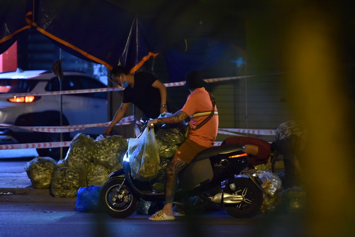 Nguyên nhân do chợ Phùng Khoang đang trong quá trình phong toả nên tiểu thương không có chỗ bán hàng.