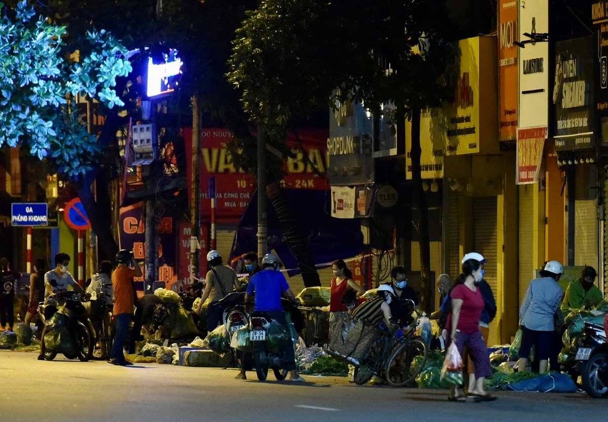 Đây cũng là điểm đông dân cư và giáp ranh giữa 3 quận chính của Hà Nội nên người tới mua hàng cũng rất khó kiểm soát.