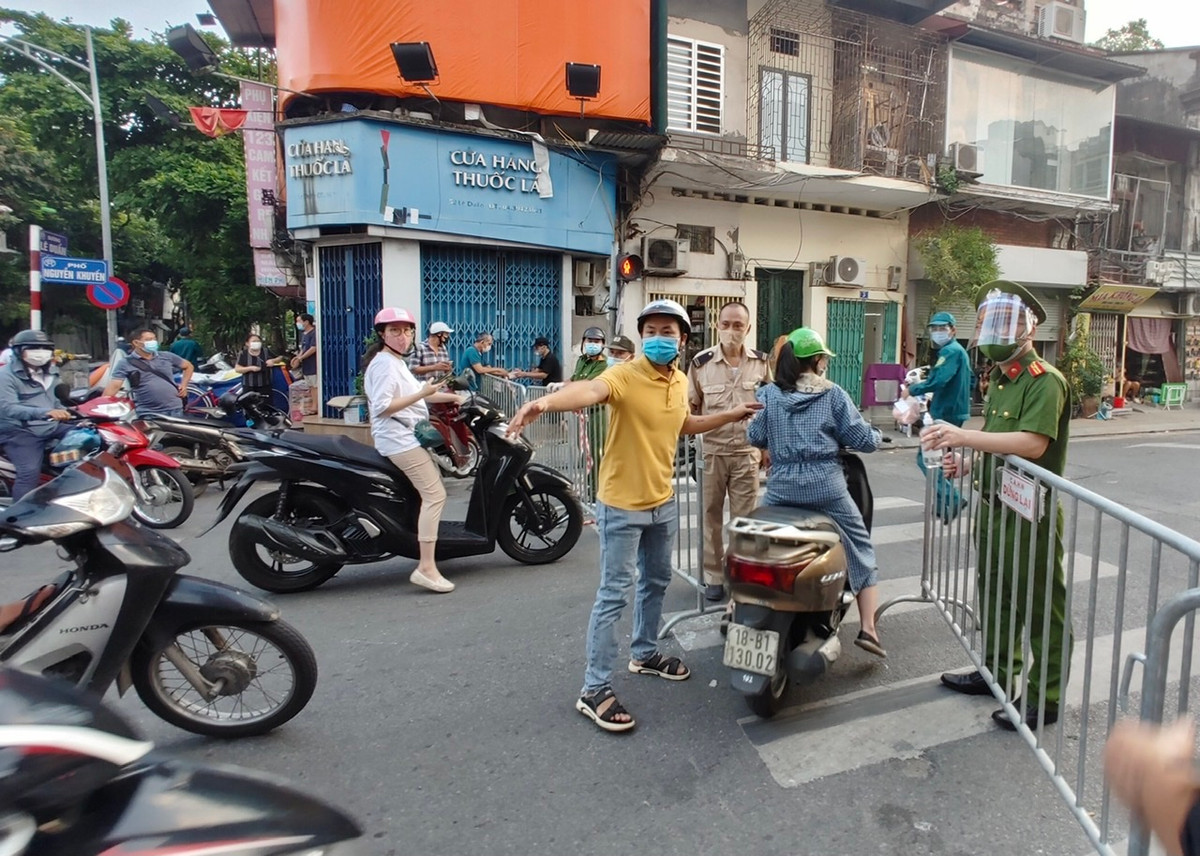 Nguoi dan tat bat mua hang tich tru truoc khi phong toa phuong Van Mieu