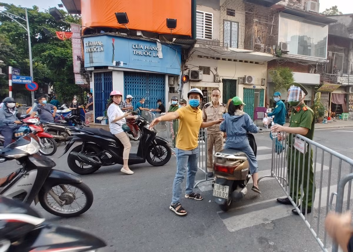 Nguoi dan tat bat mua hang tich tru truoc khi phong toa phuong Van Mieu