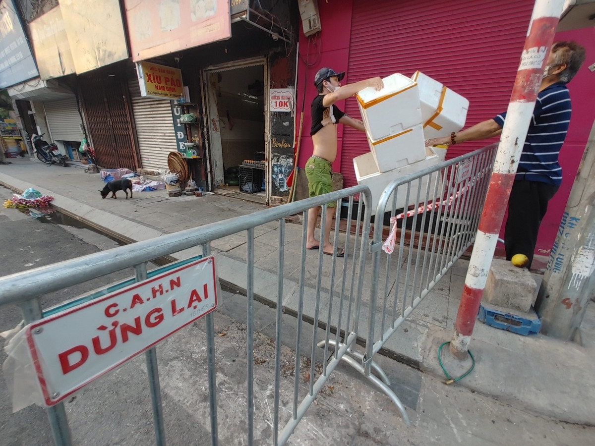 Trước đó, phường Văn Miếu đã bị cách ly theo khu vực. Tuy nhiên, do diễn biến phức tạp của dịch COVID-19 nên toàn bộ phường Văn Miếu và Văn Chương đã bị phong toả.