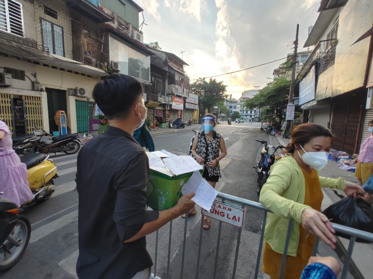 Các mua bán, giao dịch chỉ được phép diễn ra tại chốt kiểm soát.