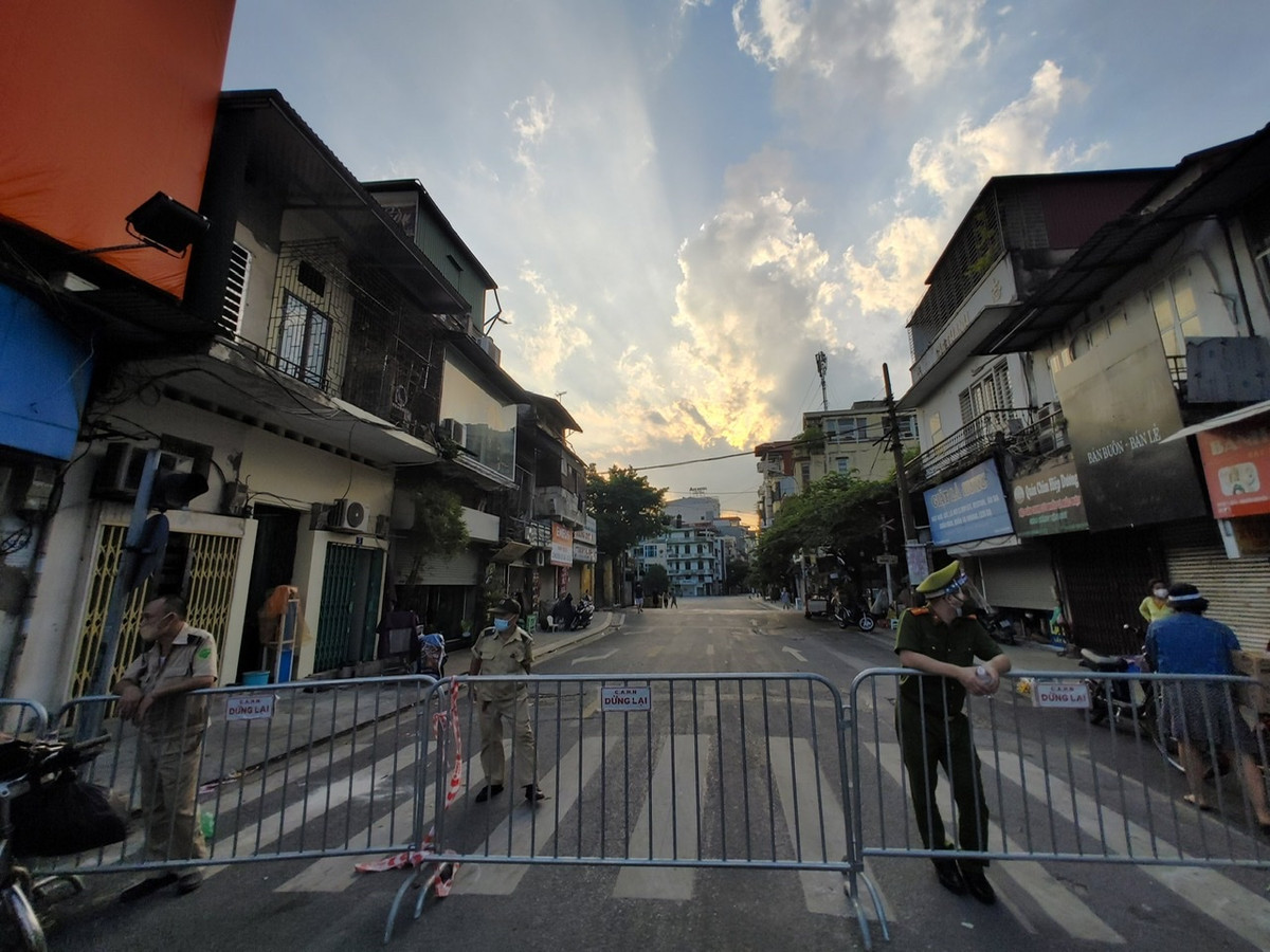 Đường Nguyễn Khuyến là tuyến đường huyết mạch của Hà Nội nhưng là cửa chính dẫn vào phường Văn Miếu nên lực lượng chức năng buộc phải chặn lại.