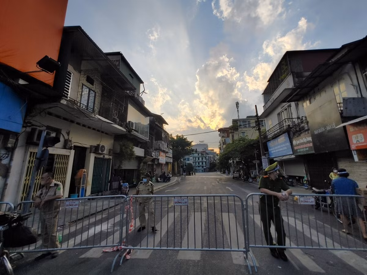 Đường Nguyễn Khuyến là tuyến đường huyết mạch của Hà Nội nhưng là cửa chính dẫn vào phường Văn Miếu nên lực lượng chức năng buộc phải chặn lại.