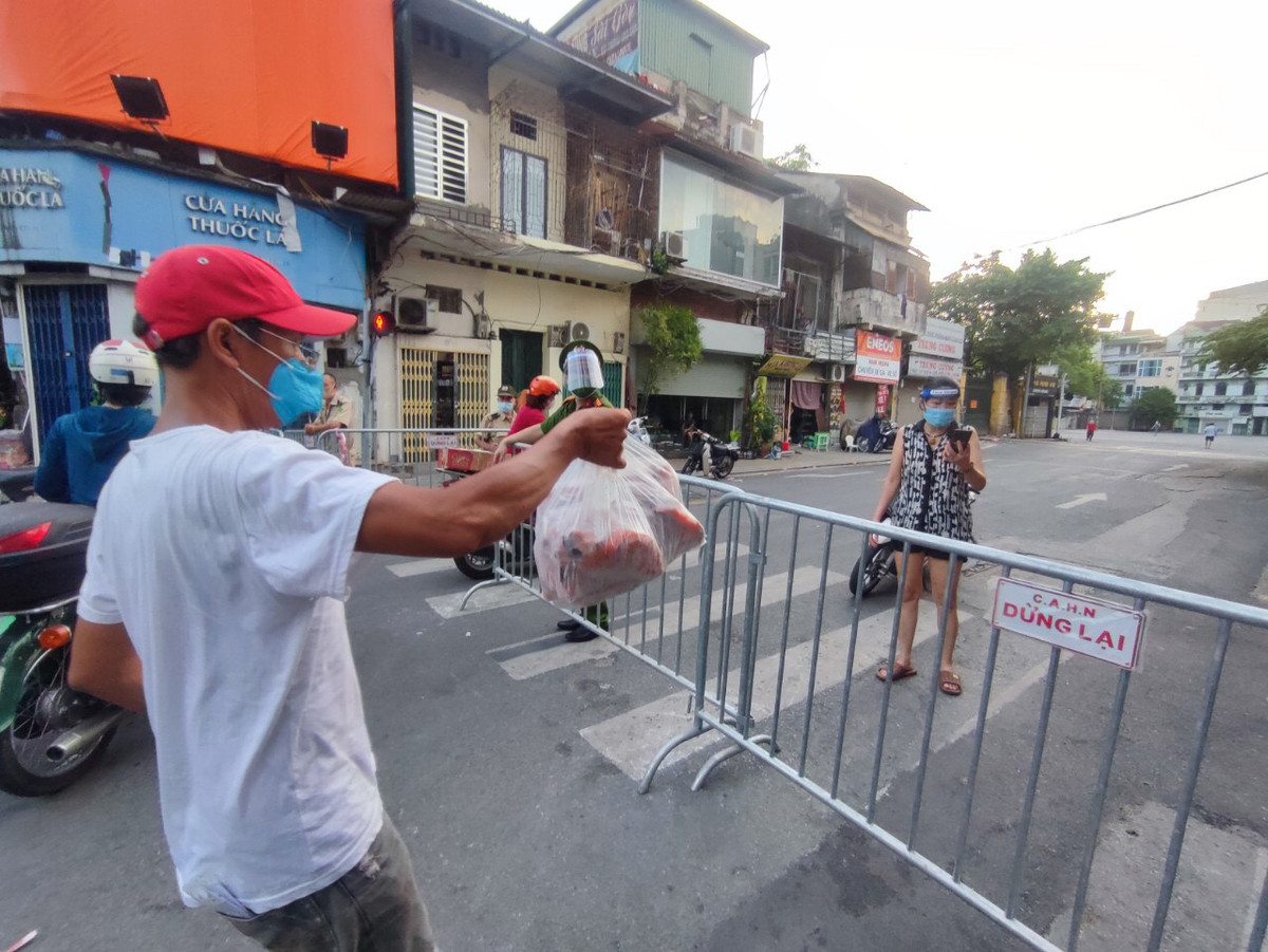 Theo ghi nhận của PV Tri thức và Cuộc sống, mặt hàng được giao dịch chủ yếu tại các chốt kiểm soát phường Văn Miếu là thực phẩm, đồ khô…