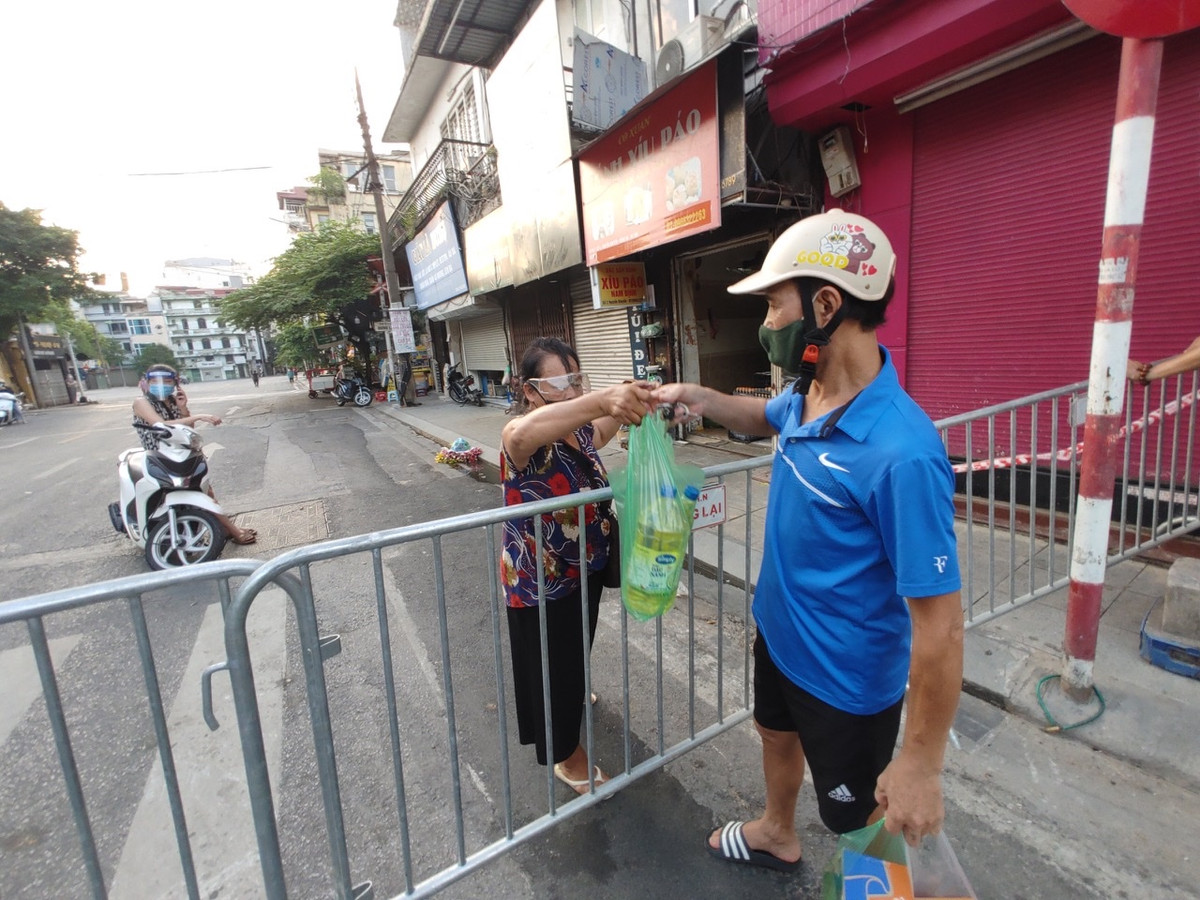 Do quyết định ban hành bất ngờ nên nhiều người dân đã tranh thủ đi mua đồ tích trữ.