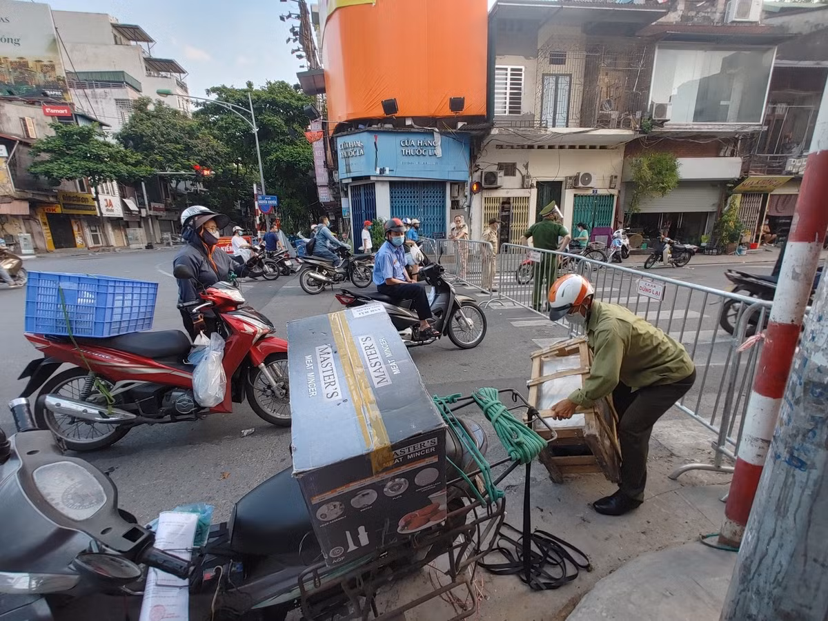 Người giao hàng cũng bị bất ngờ khi bị chặn tại chốt kiểm soát, buộc phải hạ hàng chờ người tới nhận.