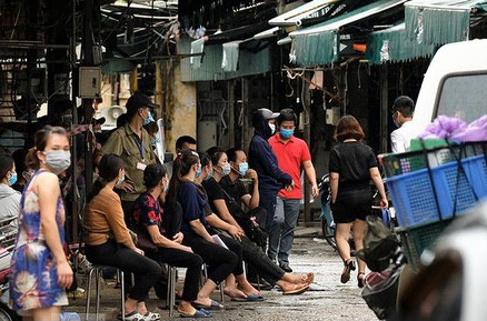 Chợ Phùng Khoang đã bị phong toả ngay sau đó, toàn bộ tiểu thương phải làm xét nghiệm test COVID-19.