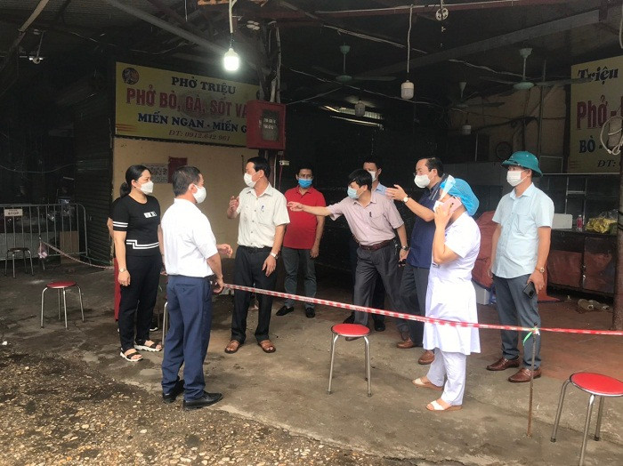 Đêm 31/7, chợ Phùng Khoang (Nam Từ Liêm) cũng đã bị phong toả do liên quan đến người bán rau ở chợ dương tính với SARS-CoV-2.