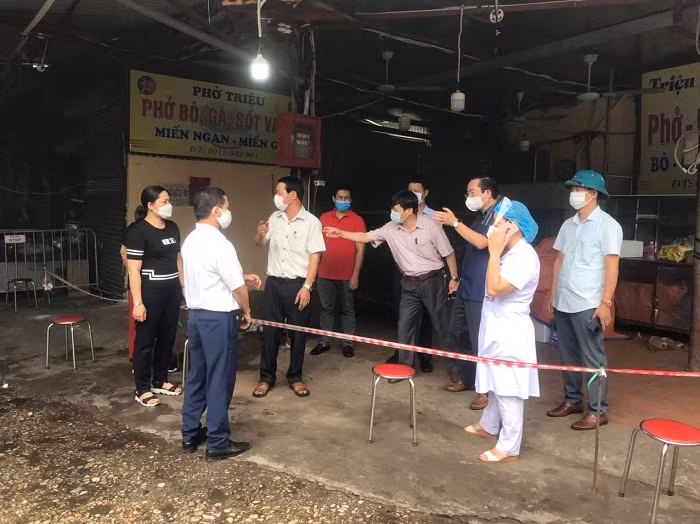 Đêm 31/7, chợ Phùng Khoang (Nam Từ Liêm) cũng đã bị phong toả do liên quan đến người bán rau ở chợ dương tính với SARS-CoV-2.