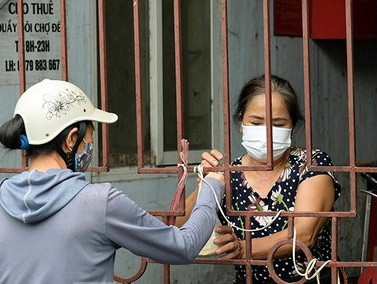 Mặc dù đã phong toả nhưng một số việc mua bán nhỏ lẻ vẫn diễn ra tại chợ Phùng Khoang.