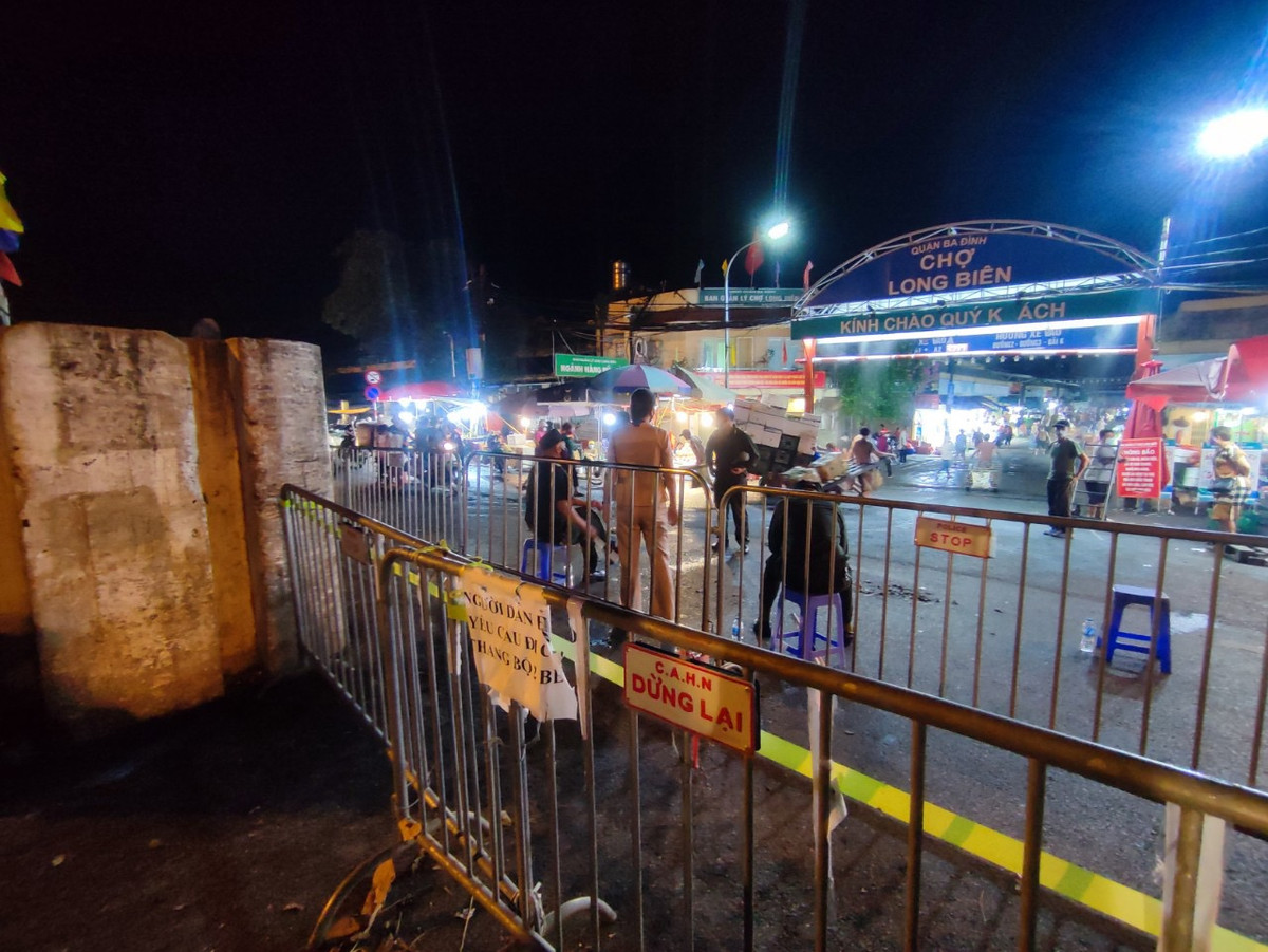 Tối qua (1/8), người dân bất ngờ khi thấy chợ hoa quả Long Biên (quận Ba Đình) bị phong toả.