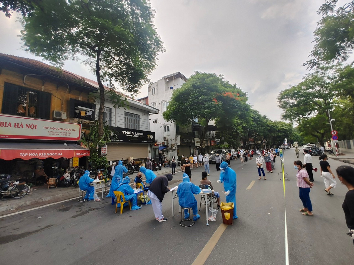 Ha Noi xet nghiem khan cap 7.000 nguoi lien quan den cho Ngoc Ha