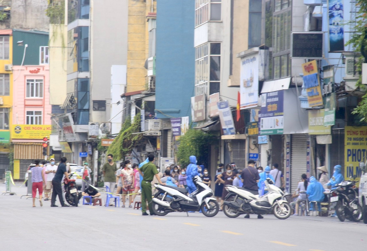 Chiều nay, lực lượng chức năng đã phải trưng dụng lòng đường Đội Cấn và Ngọc Hà để tiến hành lấy mẫu xét nghiệm.