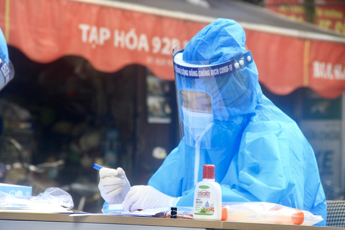 Trước đó, chiều ngày 27/8, sau khi có thông tin 1 tiểu thương trong chợ Ngọc Hà dương tính với SARS-CoV-2, UBND quận Ba Đình đã tiến hành phong toả và lấy mẫu xét nghiệm cho toàn bộ tiểu thương trong chợ.