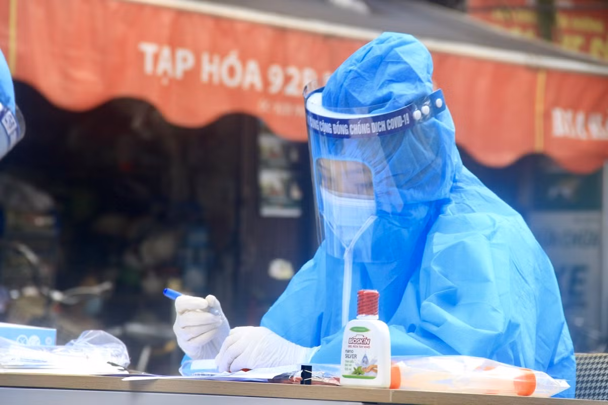 Trước đó, chiều ngày 27/8, sau khi có thông tin 1 tiểu thương trong chợ Ngọc Hà dương tính với SARS-CoV-2, UBND quận Ba Đình đã tiến hành phong toả và lấy mẫu xét nghiệm cho toàn bộ tiểu thương trong chợ.