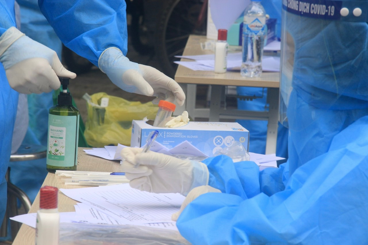 UBND quận Ba Đình cũng đã thông báo những người có liên quan đến chợ Ngọc Hà thời gian vừa qua chủ động khai báo với Trung tâm Y tế quận để được hỗ trợ lấy mẫu xét nghiệm.