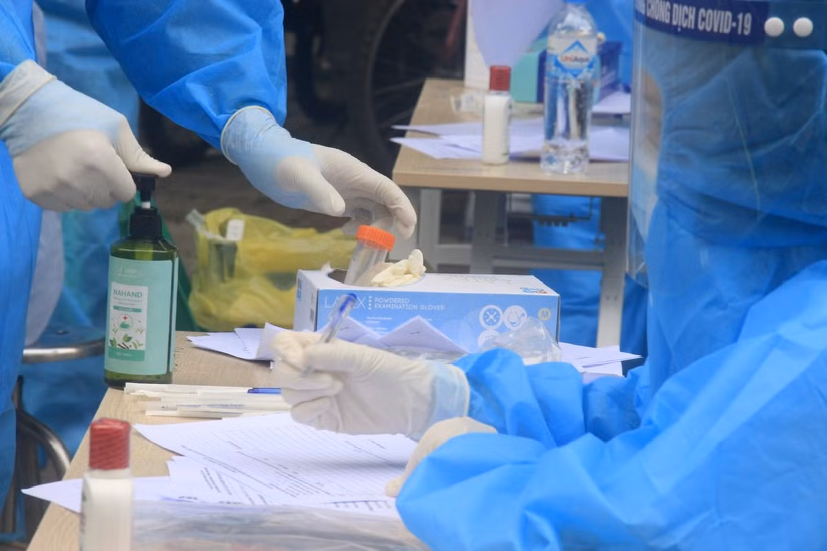 UBND quận Ba Đình cũng đã thông báo những người có liên quan đến chợ Ngọc Hà thời gian vừa qua chủ động khai báo với Trung tâm Y tế quận để được hỗ trợ lấy mẫu xét nghiệm.