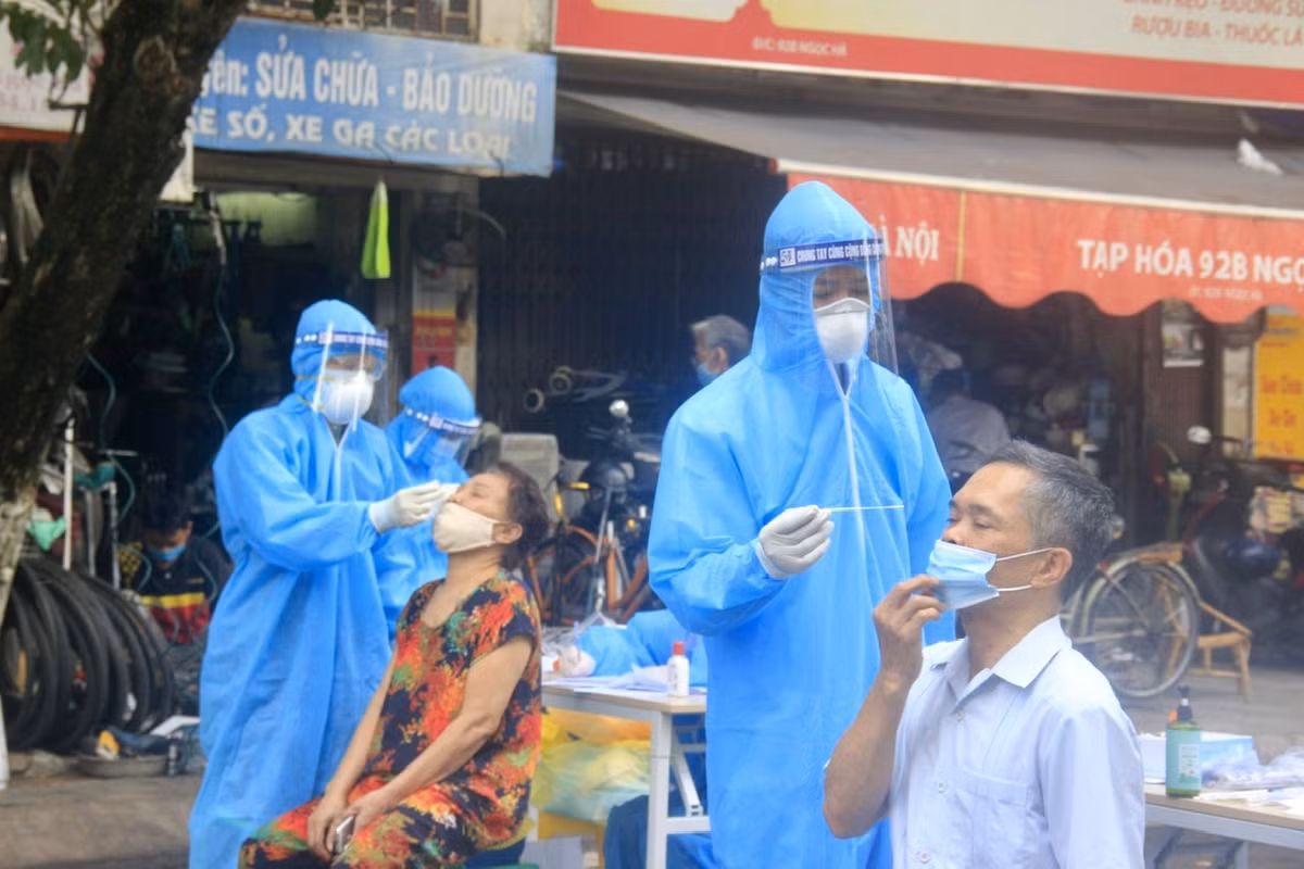Đại diện UBND quận Ba Đình cho biết, Trung tâm Y tế của Quận sẽ lấy mẫu xét nghiệm cho khoảng 7.000 người sống trên địa bàn.