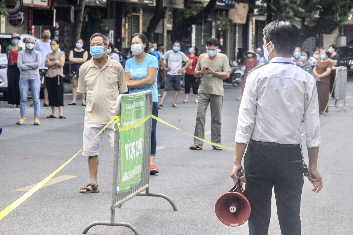 Chợ Ngọc Hà nằm ở khu vực đông dân cư, mật độ dày đặc nên việc truy vết rất khó khăn. Sở Y tế Hà Nội cũng đã ghi nhận 2 trường hợp là mẹ con đi chợ Ngọc Hà dương tính với SARS-CoV-2.