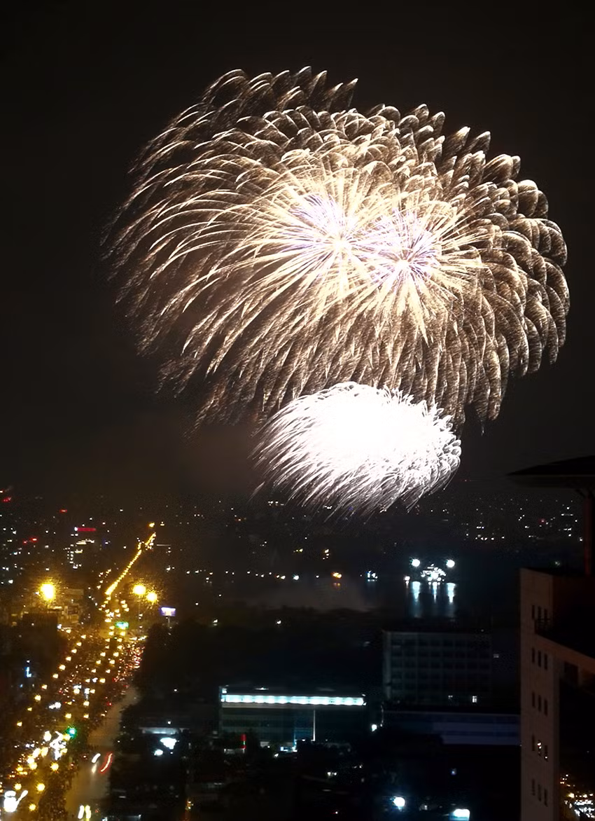 Sau khi chụp xong, những vệt sáng từ đèn xe sẽ tự động được thêm vào trong ảnh.