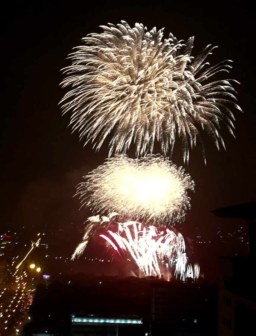 Đầu tiên, camera P9 sẽ ghi nhận hết cảnh vật, sau đó sẽ nắm bắt đường sáng từ các xe ô tô, xe máy, ngôi sao cho đến các đối tượng khác trong bức hình.