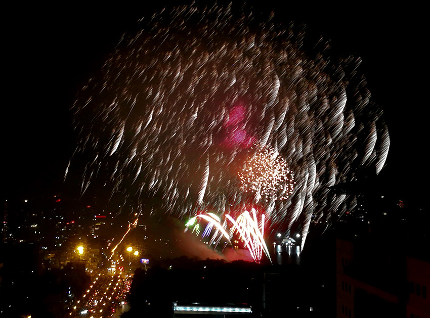 Khi chụp vào bối cảnh ban đêm bằng chế độ Night Shot, màn trập có thể kéo dài thời gian lên đến 30 giây với mức độ phân giải 8 MP, ảnh chụp sẽ cải thiện chất lượng hơn.