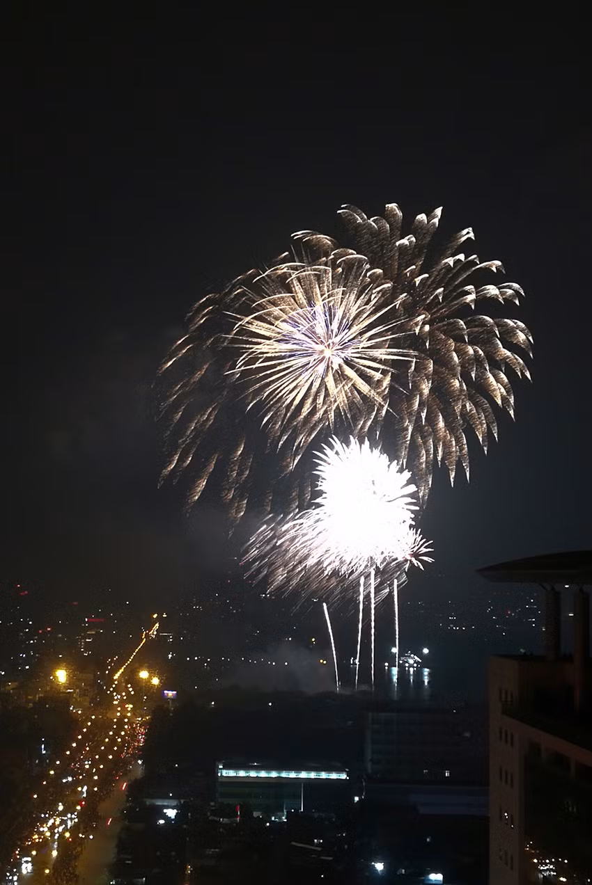 Ảnh chụp pháo hoa đêm giao thừa tại Hà Nội.