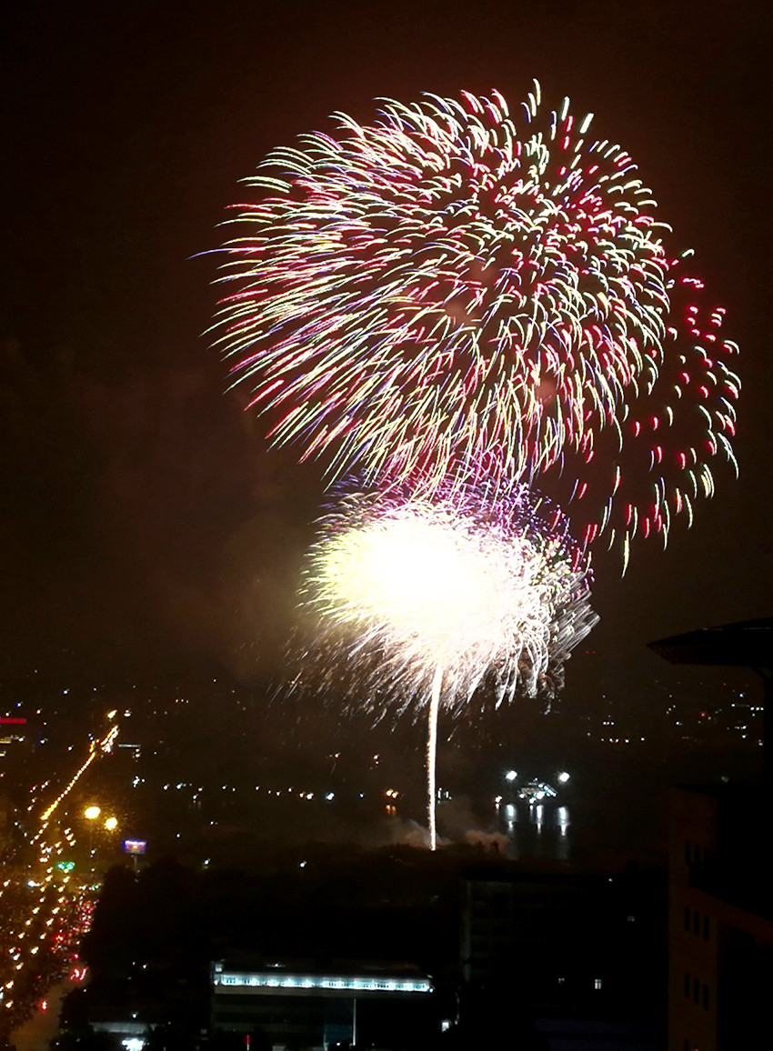 Chế độ phơi sáng bổ sung thêm 4 kiểu chụp khác nhau bao gồm: tail light trails, light graffiti, silky water và star track.