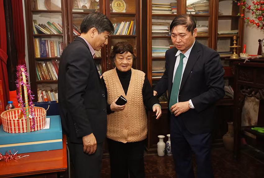 Chu tich Phan Xuan Dung tham, chuc Tet... dam dao “the su” voi cac nha khoa hoc lao thanh-Hinh-5