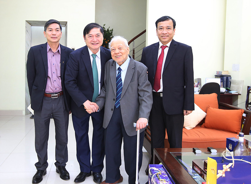 Chu tich Phan Xuan Dung tham, chuc Tet... dam dao “the su” voi cac nha khoa hoc lao thanh