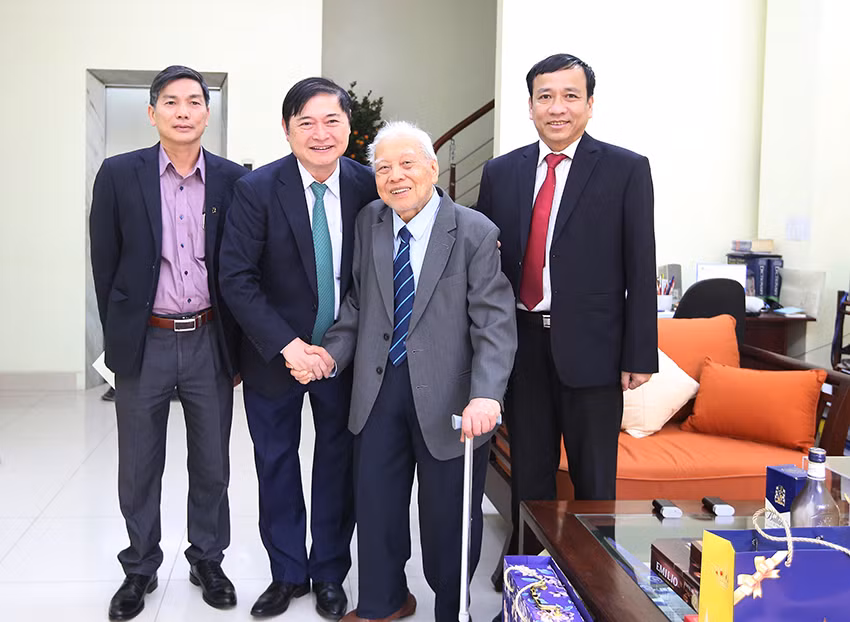Chu tich Phan Xuan Dung tham, chuc Tet... dam dao “the su” voi cac nha khoa hoc lao thanh