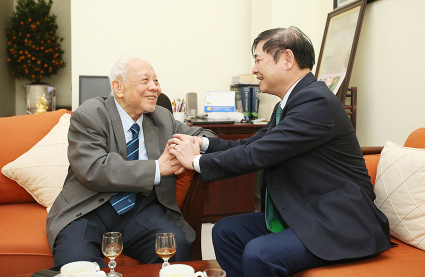 Chu tich Phan Xuan Dung tham, chuc Tet... dam dao “the su” voi cac nha khoa hoc lao thanh-Hinh-2