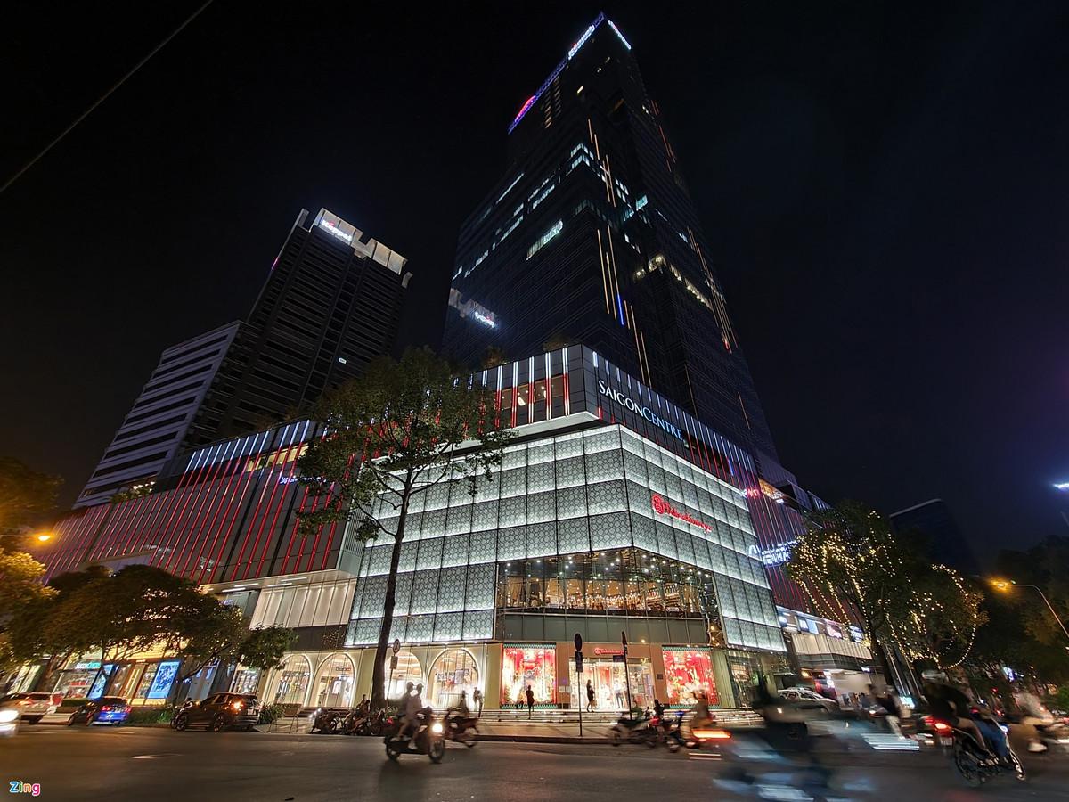 Với ống kính siêu rộng 12 MP, từng chi tiết ở vùng tối và sáng được giữ lại gần như đầy đủ nhờ AI trên camera tự điều chỉnh ánh sáng, màu sắc. Galaxy S21+ 5G có thể đáp ứng đa dạng nhu cầu sử dụng camera trên smartphone của người dùng, từ việc ghi lại khoảnh khắc hàng ngày, đến chụp ảnh chuyên nghiệp, tiếp nối DNA sáng tạo vì người dùng của Samsung những năm qua.