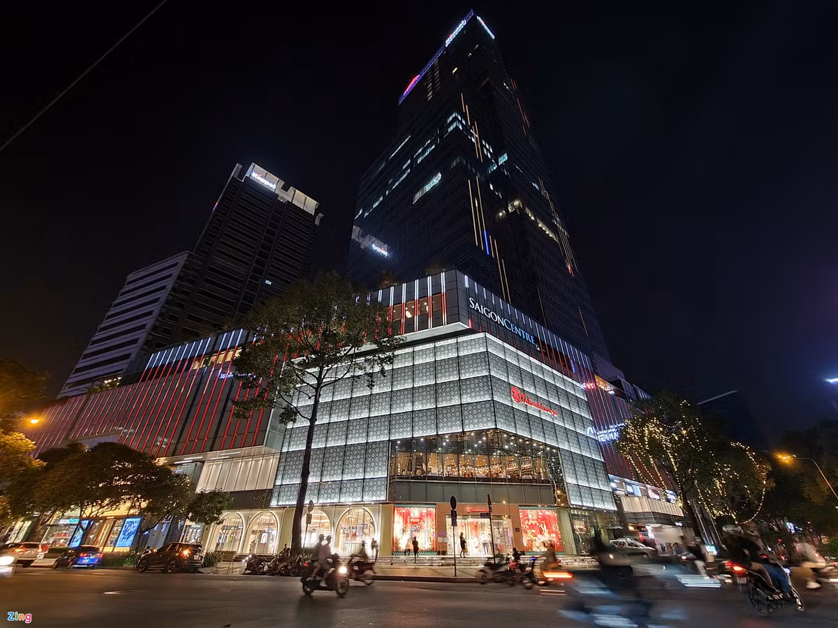 Với ống kính siêu rộng 12 MP, từng chi tiết ở vùng tối và sáng được giữ lại gần như đầy đủ nhờ AI trên camera tự điều chỉnh ánh sáng, màu sắc. Galaxy S21+ 5G có thể đáp ứng đa dạng nhu cầu sử dụng camera trên smartphone của người dùng, từ việc ghi lại khoảnh khắc hàng ngày, đến chụp ảnh chuyên nghiệp, tiếp nối DNA sáng tạo vì người dùng của Samsung những năm qua.