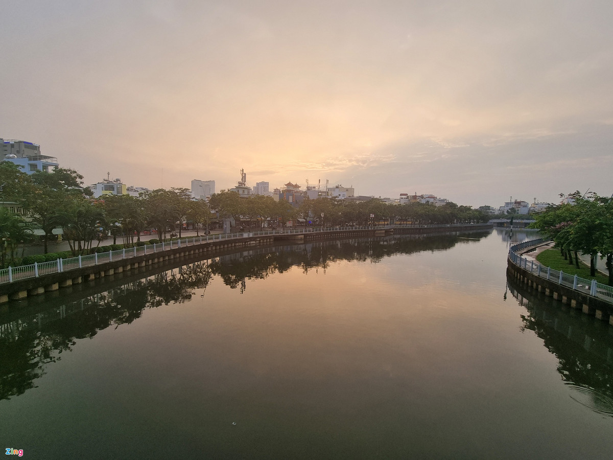 Khi chụp hoàng hôn có ánh sáng phức tạp, thuật toán AI xử lý màu ảnh khá tốt khi giữ được sắc nền trời và những chi tiết ở vùng tối. Ảnh được chụp với chế độ tự động bằng camera chính của máy, chưa chỉnh bất kỳ thông số nào.