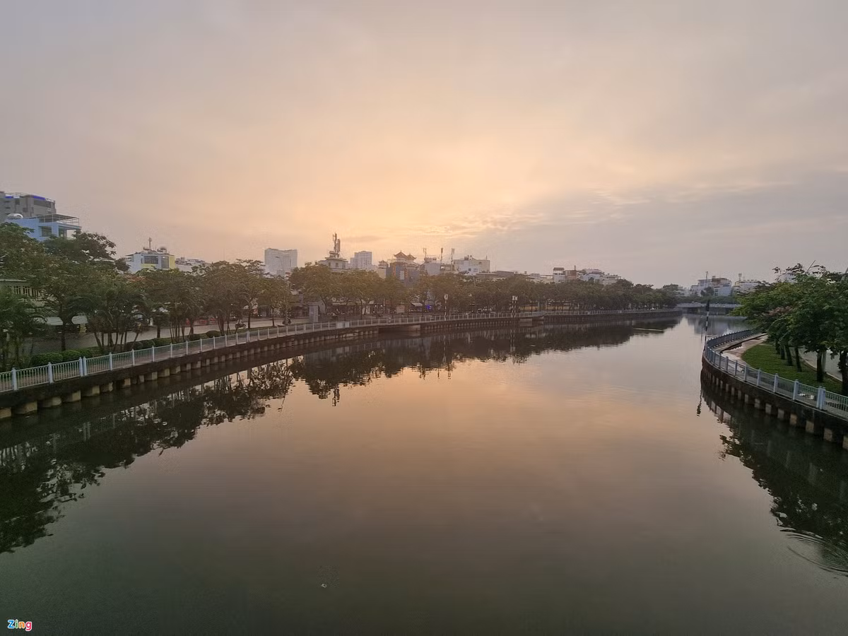 Khi chụp hoàng hôn có ánh sáng phức tạp, thuật toán AI xử lý màu ảnh khá tốt khi giữ được sắc nền trời và những chi tiết ở vùng tối. Ảnh được chụp với chế độ tự động bằng camera chính của máy, chưa chỉnh bất kỳ thông số nào.