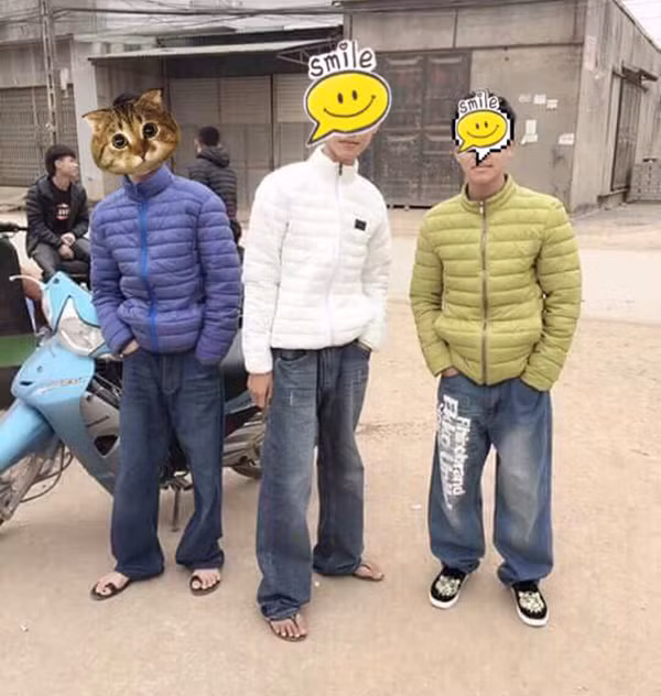 Bức ảnh được đăng tải kèm dòng chữ street style năm nay là áo phao kết hợp quần ống rộng thùng thình hiphop 'gây bão mạng' ngày hôm nay.