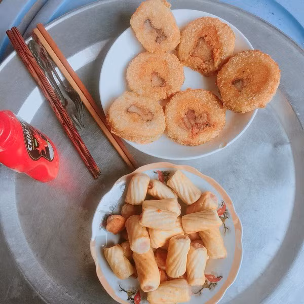 Cùng quan điểm với Diệu Nhi, không ít bạn trẻ cũng lên tiếng chia sẻ về nỗi ám ảnh ngày Tết mang tên bánh chưng này. Bạn trẻ có nickname Bùi Hồng Sơn cho biết: 'Tính tới thời điểm giờ thì ít nhất cũng qua 5 cái Tết liên tục mình chưa hề đụng đến một miếng bánh chưng'. Tuy nhiên, rất nhiều người lại tỏ ra yêu thích bánh chưng và còn 'mách nước' cho Nhi cách rán giòn để ăn mãi không ngán. 'Bọc kín bằng màng bọc thức ăn vào thì bánh không bị cứng khô nhé', 'Mỗi bữa làm 1-2 phần bánh, hôm rán hôm cho lò vi sóng quay nóng lên ăn. Ngon lắm. Bánh nhà làm thì lại càng chất lượng'… là những góp ý chân thành từ cộng đồng mạng.