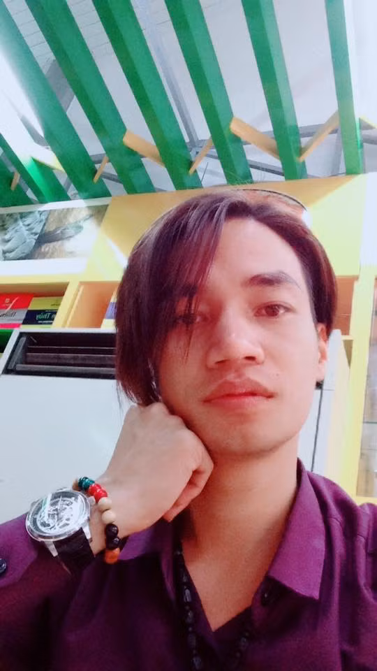 Trên trang facebook cá nhân, Lệ Rơi thu hút sự chú ý của cộng đồng mạng khi chia sẻ những hình ảnh trước và trong Tết Nguyên đán Mậu Tuất 2018. Điều khiến cư dân mạng quan tâm là ngoại hình hiện tại của "hot boy vườn ổi" đã thay đổi bất ngờ từ gương mặt điển trai có phần lai Tây bị thay thế bằng gương mặt gần như trở về nguyên bản với chiếc mũi tẹt, cánh mũi rộng, gương mặt cũng mất đi vẻ góc cạnh.