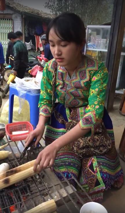 Vừa trả lời các câu hỏi của khách, cô gái vừa tất bật nướng trứng và cơm lam.