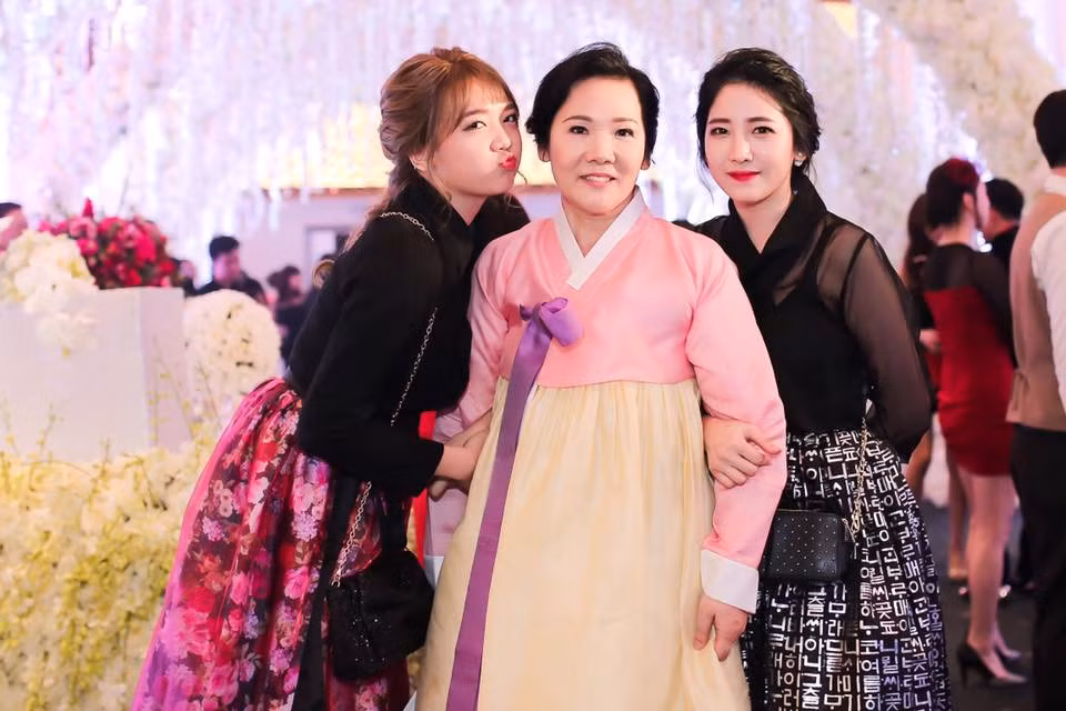 Hình ảnh hai em gái Hari Won xuất hiện trong đám cưới của chị gái và Trấn Thành từng trở thành tâm điểm trong cộng đồng mạng Việt. Maria (phải) hiện sinh sống tại Hàn Quốc. Cô út Rudya Yoo (trái) đang ở cùng mẹ và anh trai tại TP.HCM. Rudya là sinh viên ĐH Khoa học Xã hội và Nhân văn, ĐH Quốc gia TP.HCM. Cô rất thân thiết và thường đi dự sự kiện với chị gái Hari Won.