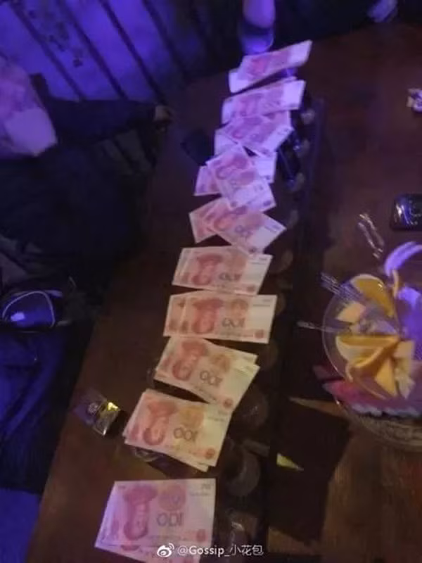 Giám đốc của công ty này quả là hào phóng, chỉ chút ít rượu như thế này mà đã được cả một ‘núi tiền'.