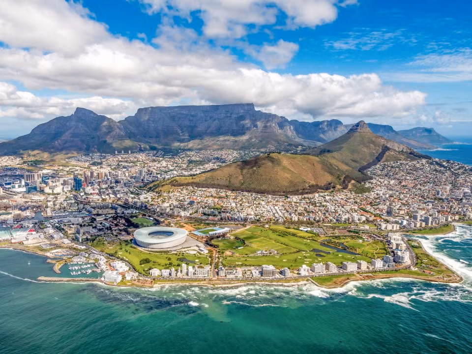  Tuổi Dần: Lòng can đảm và sự độc lập của người tuổi Dần khiến Cape Town, thành phố xinh đẹp ở Nam Phi - nơi có nhiều trò chơi mạo hiểm, trở thành điểm đến tuyệt vời. Bạn có thể lặn ngắm cá mập, dạo chơi bằng trực thăng, leo núi Table để ngắm thành phố và biển. Ảnh: Business Insider.