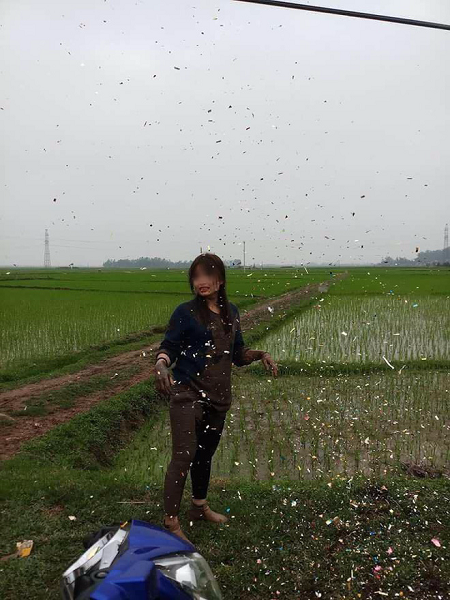 Cô gái thì chưa hết hoảng sau một vố ngã khá bất ngờ.