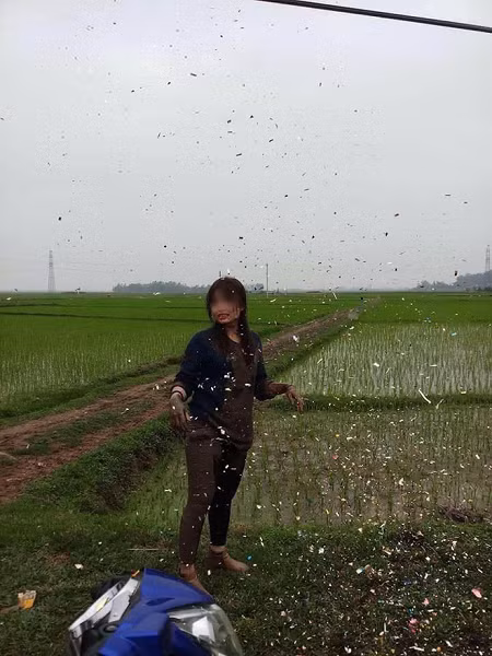 Cô gái thì chưa hết hoảng sau một vố ngã khá bất ngờ.