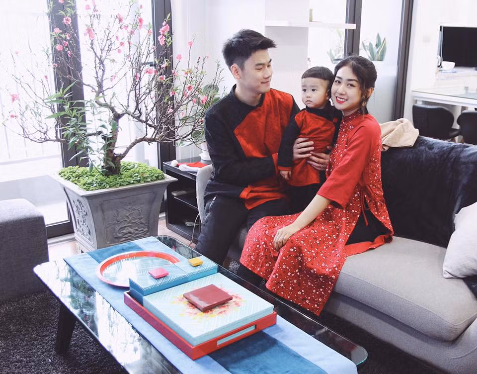 Không tham gia showbiz nhưng Trang Lou - em gái xinh đẹp của Huy Me - sở hữu lượng theo dõi “khủng” trên mạng (gần 390.000 tại Facebook và hơn 820.000 trên Instagram). Trang Lou nổi tiếng với mối tình từ thời học sinh với Tùng Sơn. Cả hai đã kết hôn và có một nhóc tỳ kháu khỉnh. Em gái Huy Me là một trong những "hot mom" nổi tiếng nhất trên mạng hiện nay.